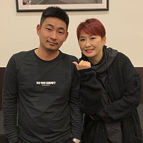 湯寶如與經(jīng)紀人李志合影 湯寶如與經(jīng)紀人李志合影